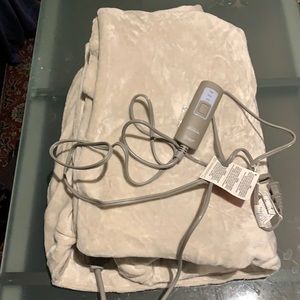 Sunbeam heated blanket - new